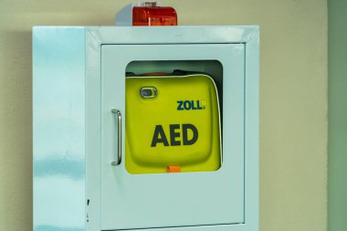 Bangkok, Tayland - Mayıs, 07, 2022: Otomatik taşınabilir dış defibrilatör (AED) Don Mueang Havalimanı Bangkok, Tayland.