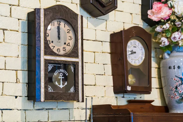 Phuket, Tayland - Mayıs 08, 2022: Phuket Tayland 'daki restoranların antika saati.