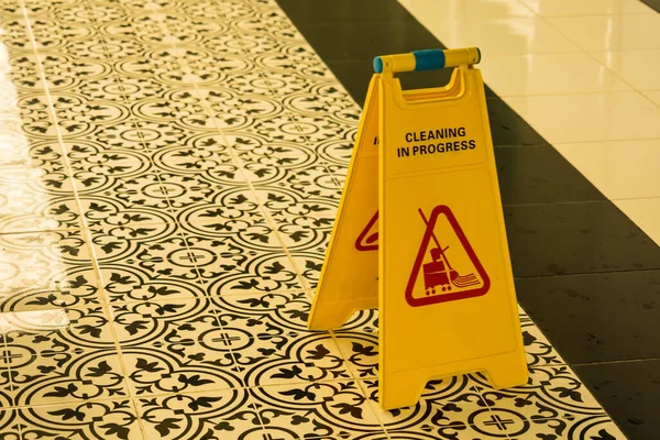 Temizlik ve dikkat ıslak zemin sembolü temizleme.