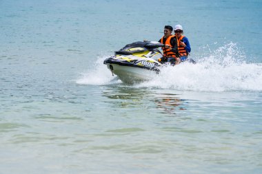 Phuket, Tayland - Mayıs, 07, 2022: Phuket, Tayland 'da Jet Sky' da kimliği belirsiz insanlar