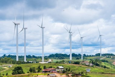 Bulut arka plan mavi gökyüzü ile temiz enerji elektrik üreten rüzgar türbini güç. Küresel ekoloji. Temiz enerji kavramı dünyayı kurtarmak.