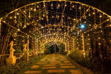 Işıl ışıl yanan bir ampul tüneli.