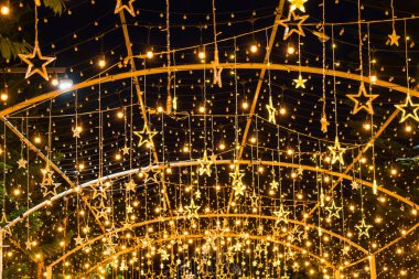 Işıl ışıl yanan bir ampul tüneli.