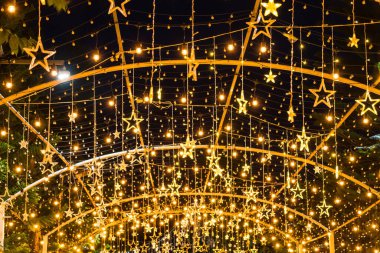 Işıl ışıl yanan bir ampul tüneli.