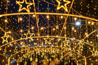 Güzel yıldız şekilli ışıklandırma koyu arkaplanda yumuşak odak.