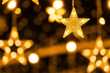 Güzel yıldız şekilli ışıklandırma koyu arkaplanda yumuşak odak.