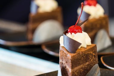 Pastanede sergilenen tatlı ve kekler