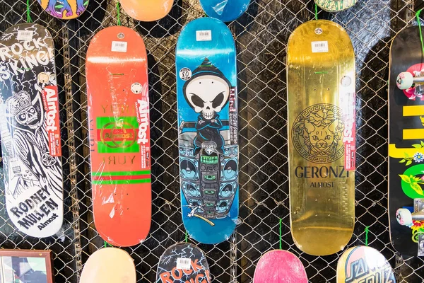 Bangkok Tailandia Mayo 2022 Muchos Surfskate Colgando Pared Tienda Skate — Foto de Stock