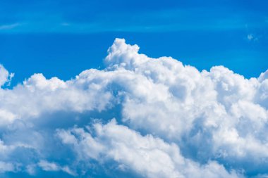 Güzel bulutlu mavi gökyüzü.