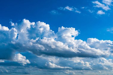 Güzel bulutlu mavi gökyüzü.