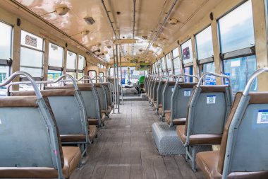 Bangkok, Tayland - 29 Mayıs 2022: Bangkok Metropolis, Tayland taşımacılığı klasik otomobilin içindeki boş deri koltuk