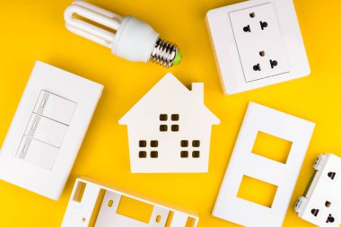 Sarı arka planda farklı elektrikçi malzemeleri var. Metin için alanı olan profesyonel elektrikçi araçlarının arkaplanı. Elektrikçi konsepti ev elektrik tamircisi.