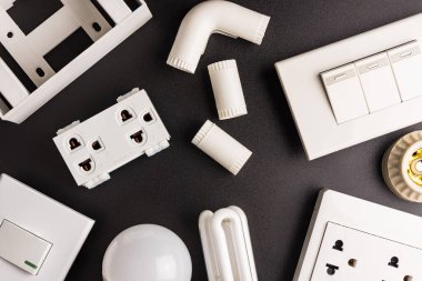 Siyah arka planda farklı elektrikçi malzemeleri. Metin için alanı olan profesyonel elektrikçi araçlarının arkaplanı. Elektrikçi konsepti ev elektrik tamircisi.