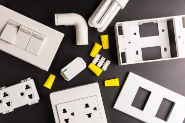 Siyah arka planda farklı elektrikçi malzemeleri. Metin için alanı olan profesyonel elektrikçi araçlarının arkaplanı. Elektrikçi konsepti ev elektrik tamircisi.
