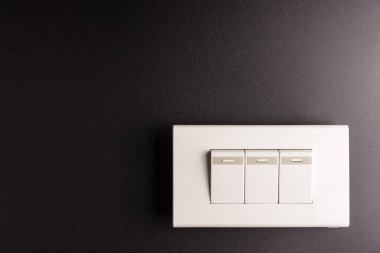 Siyah arka planda elektrikçi malzemeleri. Metin için alanı olan profesyonel elektrikçi araçlarının arka planı. Elektrikçi konsepti ev elektrik tamircisi. Elektrik tamircisi konsepti.