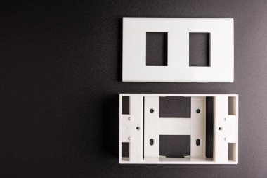 Siyah arka planda elektrikçi malzemeleri. Metin için alanı olan profesyonel elektrikçi araçlarının arka planı. Elektrikçi konsepti ev elektrik tamircisi. Elektrik tamircisi konsepti.