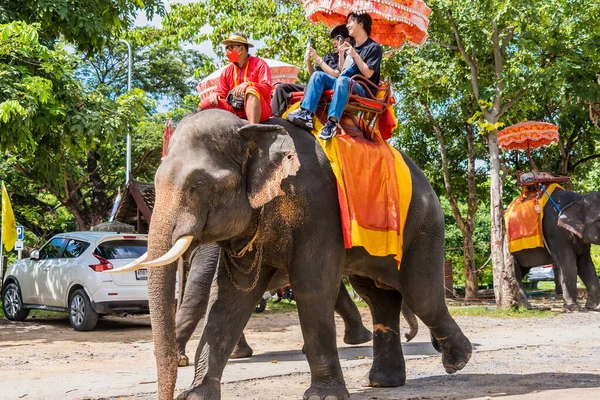 Ayutthaya Tailândia Setembro 2022 Turistas Montando Elefantes Parque Histórico Ayutthaya — Fotografia de Stock