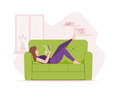 Rahat bir kadın kanepede oturmuş internette geziniyor bilgisayarla akıllı telefondan sohbet ediyor. Mutlu kadın internet bağımlılığı yaşıyor. Haftasonunun tadını çıkarıyor.
