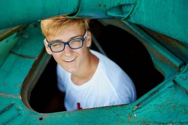 Jugendlicher Begeistert Mit Brille Altem Tank — Stockfoto