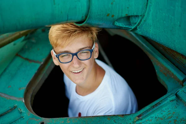 Αγόρι Έφηβος Ευχαριστημένος Γυαλιά Μια Παλιά Δεξαμενή — Φωτογραφία Αρχείου