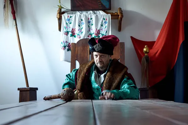 Der Oberste Kosakenhetman Sitzt Einem Alten Tisch Mit Einer Keule — Stockfoto