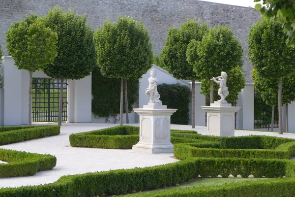 Parque Paisaje Árbol Arbusto Estilo Europeo Con Estatuas —  Fotos de Stock