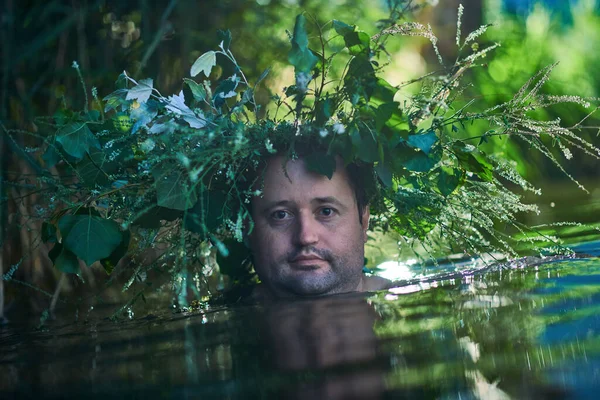 Feiticeiro Água Homem Conto Fadas Uma Coroa Grama Lago — Fotografia de Stock