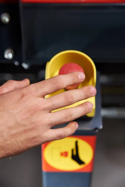 Mano Uomo Tocca Pulsante Rosso Del Segnale Arresto Emergenza Produzione — Foto Stock