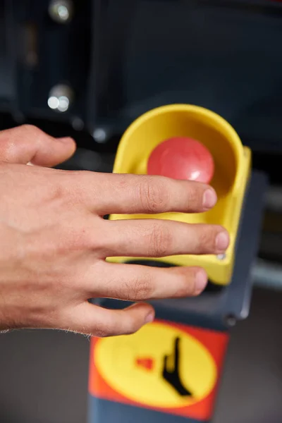 Mans Hand Vidrör Röd Nödstoppsknapp Produktion — Stockfoto