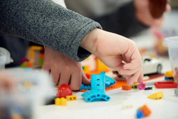 Hands Child Who Plays Plastic Colored Children Constructor — Stockfoto