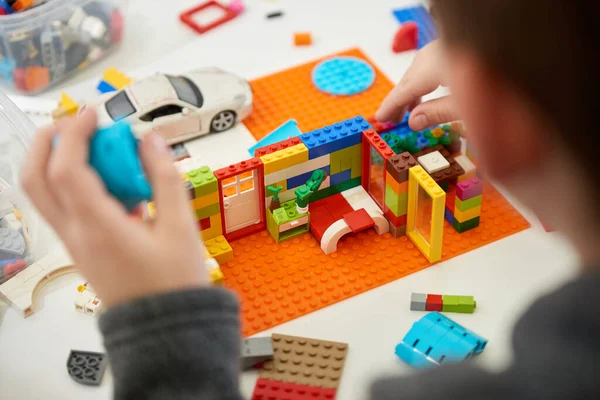 Mains Enfant Qui Joue Constructeur Enfants Couleur Plastique — Photo