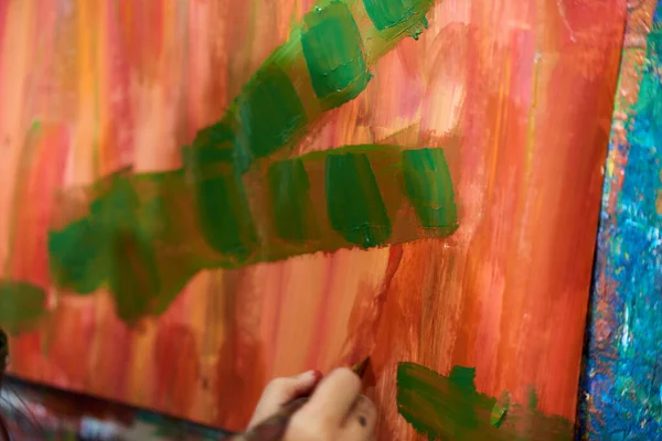 Enfant Dessine Sur Papier Avec Pompon Gouache Peinture Verte — Photo