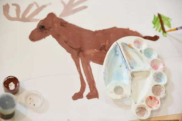 紙の上に鹿の絵を描く子供 — ストック写真