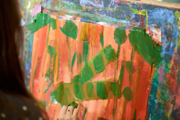 Gyermek Rajzol Papírra Egy Bojtos Zöld Festék Gouache — Stock Fotó