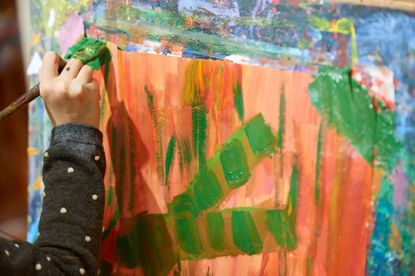 子供は緑の絵の具のグワッシュで紙に描く — ストック写真