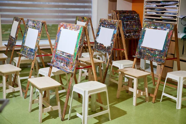 Vieux Chevalets Souillés Avec Feuilles Dessin Blanches Dans Classe Scolaire — Photo