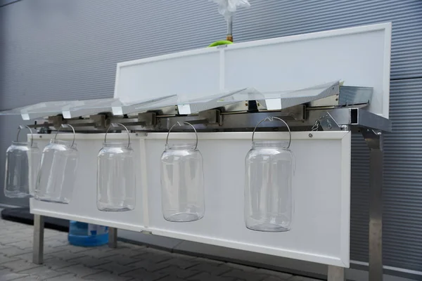 Construction for collecting rainwater in bottles
