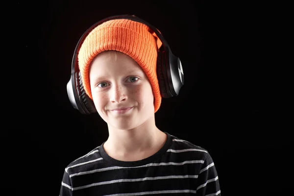 Πορτραίτο Ενός Αγοριού Ετών Πορτοκαλί Καπέλο Σκούρο Φόντο — Φωτογραφία Αρχείου