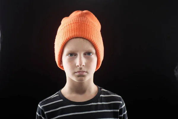 Porträt Eines Jungen Von Jahren Mit Orangefarbener Mütze Auf Dunklem — Stockfoto