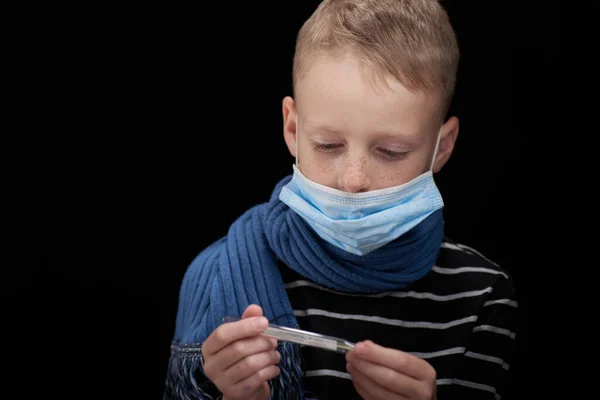 Karanlık Bir Arka Planda Termometresi Olan Maskeli Hasta Bir Çocuğun — Stok fotoğraf