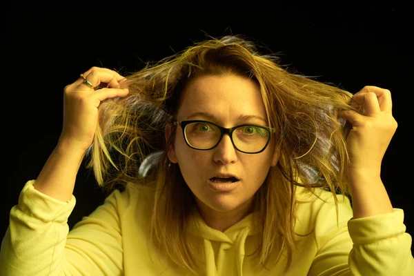 Mujer Adulta Gafas Con Mal Pelo Sobre Fondo Oscuro —  Fotos de Stock