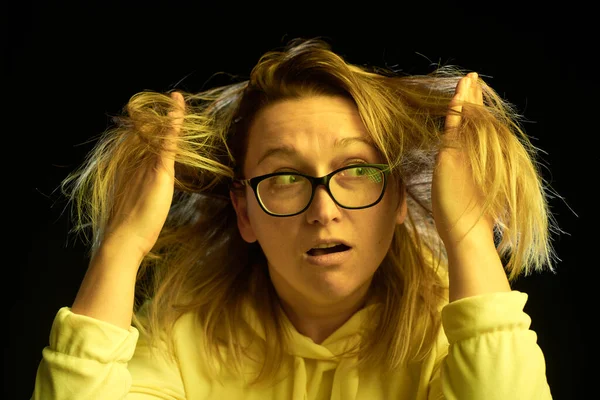 Mujer Adulta Gafas Con Mal Pelo Sobre Fondo Oscuro —  Fotos de Stock