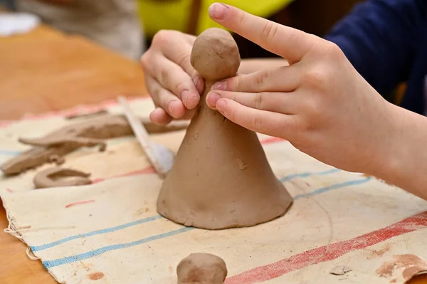 少女が粘土で人形を彫る — ストック写真