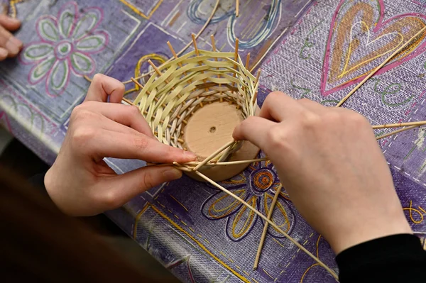 Girl Weaves Small Basket Vines — Stock Photo, Image