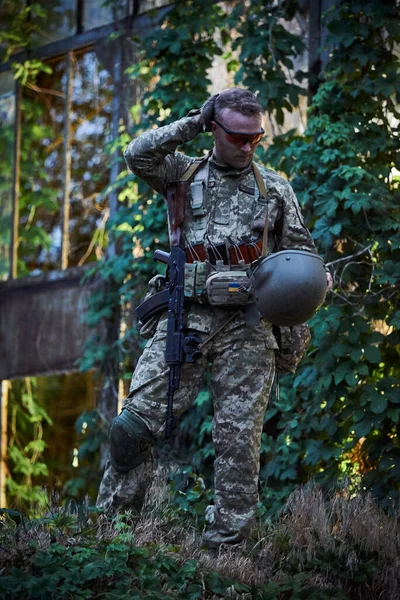 Солдат Української Армії Військовій Формі Лісі — стокове фото