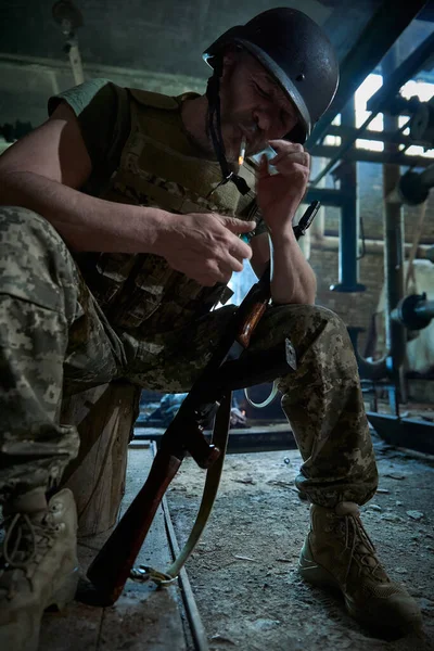 Один Український Воїн Шоломі Куленепробивний Жилет Курить Цигарку Домі Зруйнованому — стокове фото