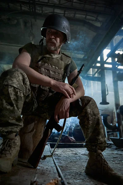 Ukrainian Soldier Helmet Bulletproof Vest Smokes Cigarette House Destroyed Bomb — Stock Fotó