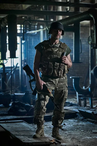Ukrainian Soldier Helmet Body Armor Stands House Destroyed Bomb — Stock Photo, Image