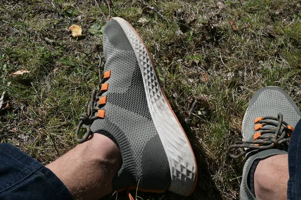 Porté Des Baskets Sur Les Pieds Masculins Sur Herbe — Photo