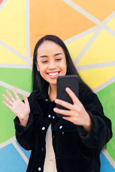 Νεαρή Ασιάτισσα Χαιρετά Κάνοντας Μια Βιντεοκλήση Κινητό Της Δίπλα Έναν — Φωτογραφία Αρχείου